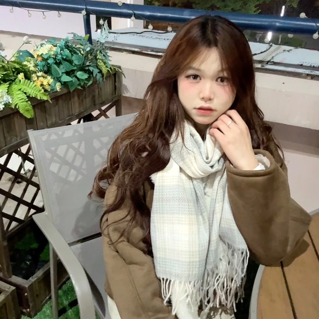 新款灰色格纹围巾冬季女韩系氛围感围脖披肩外搭护颈防寒高级感