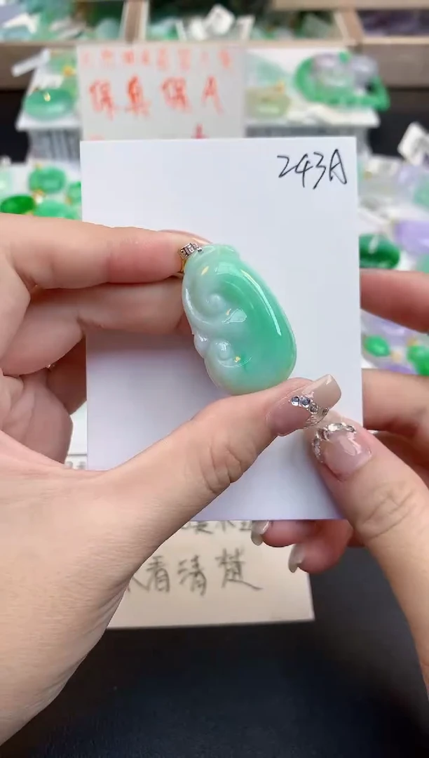 颈饰18K金镶嵌翡翠天然缅甸a货翡翠