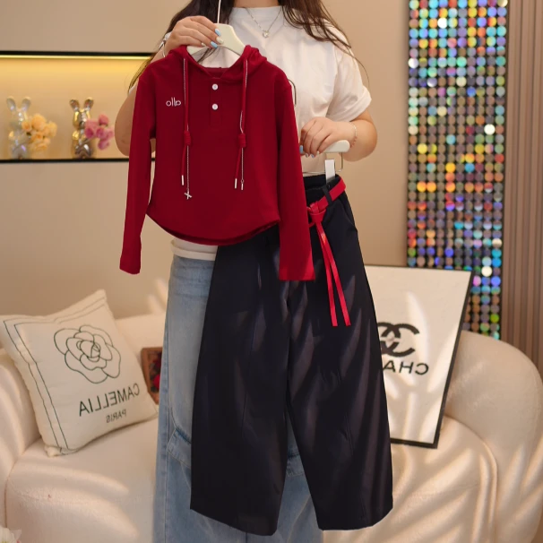【艾尚】女童2025新款秋季红色连帽打底衫+洋气弯刀裤套装A25633