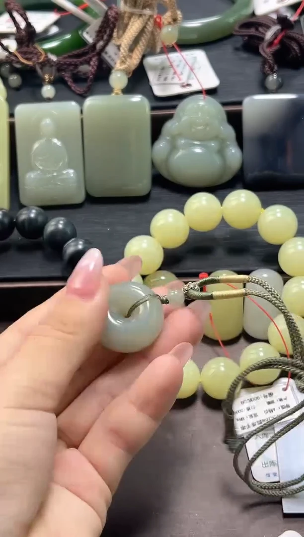 吊坠(不含链)未镶嵌和田玉且末青白 平安扣