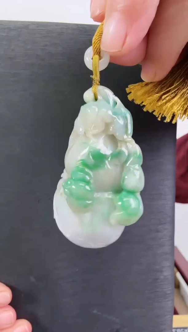 颈饰18K金镶嵌翡翠吊坠