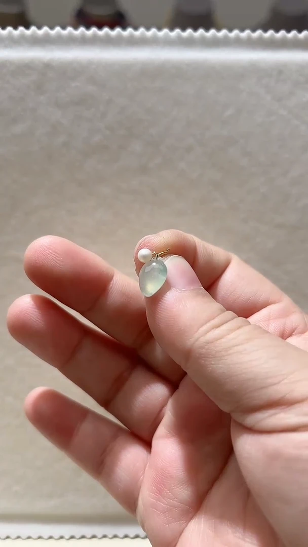 翡翠18K金镶嵌颈饰吊坠