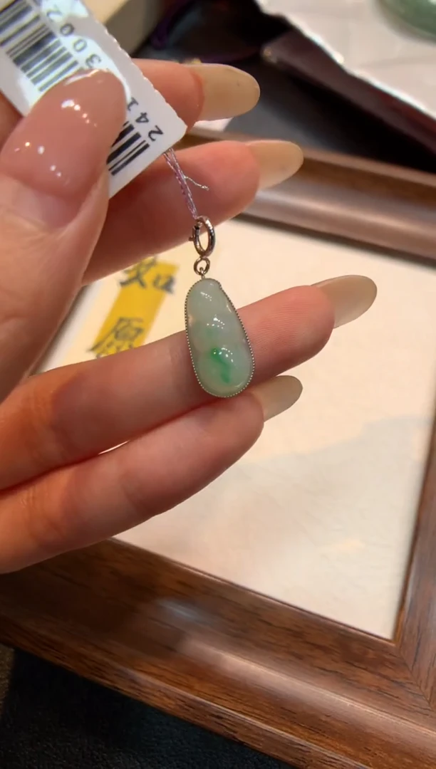 颈饰18K金镶嵌翡翠福豆