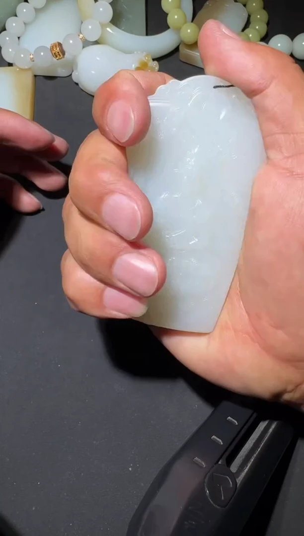 未镶嵌和田玉（糖玉）车挂和田玉