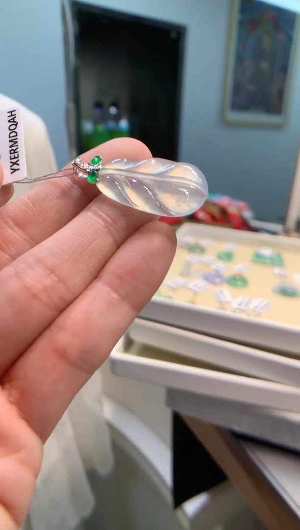 颈饰18K金镶嵌翡翠叶子