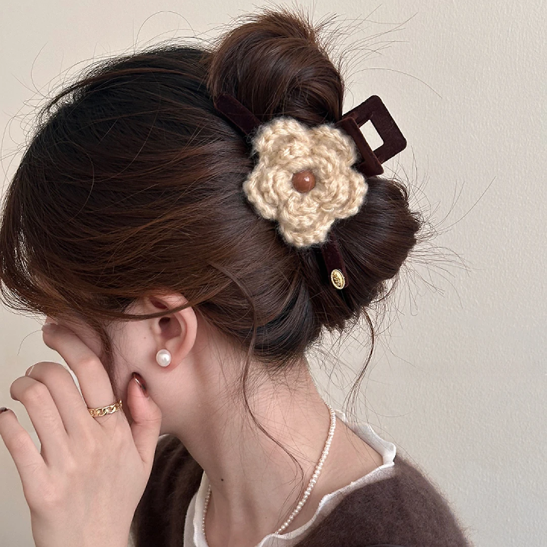 秋冬温柔咖色花朵AB面毛线抓夹女2025新款后脑勺盘发鲨鱼夹子发饰