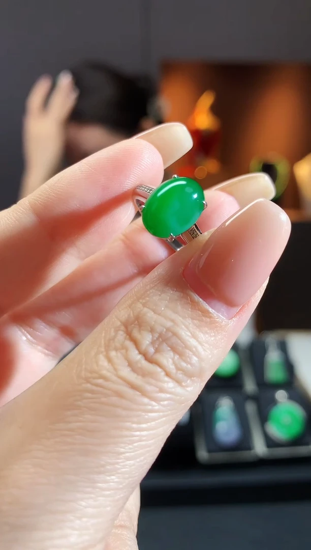 【闪购商品】翡翠吊坠(不含链)18K金镶嵌蛋面戒指