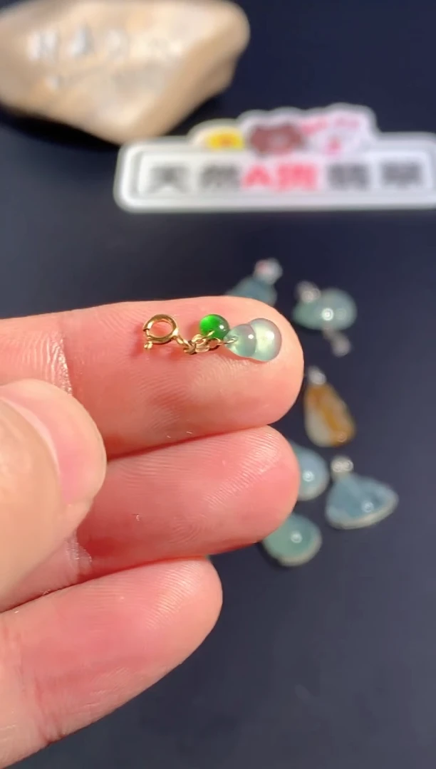 颈饰18K金镶嵌翡翠