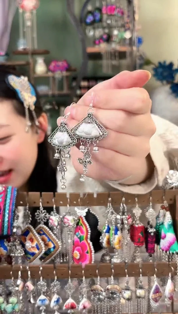 彩云南阁非遗老绣苗银饰品532