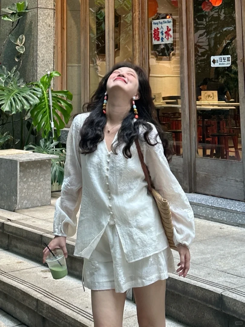 2025入秋新款法式复古轻熟风V领刺绣衬衫上衣搭配休闲短裤两件套