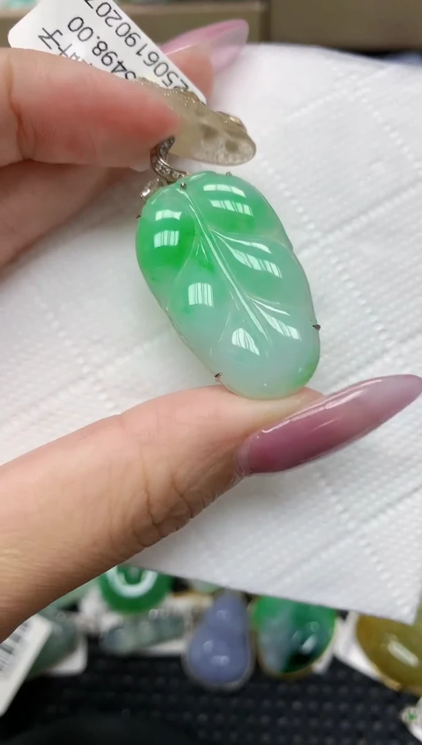 翡翠18K金镶嵌颈饰1111111111