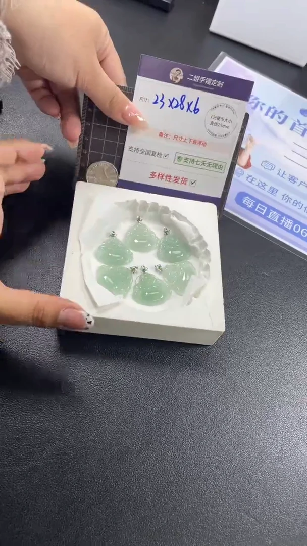 18K金镶嵌挂件翡翠冰芙蓉佛公多样性发其一CP17配绳