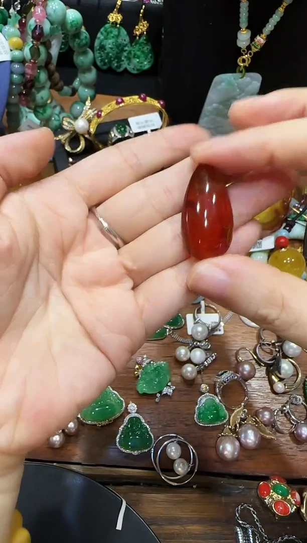 无铁合金红色吊坠