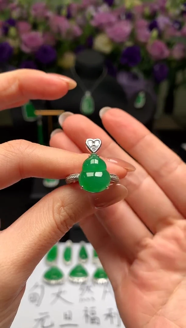 18K金镶嵌戒指翡翠葫芦