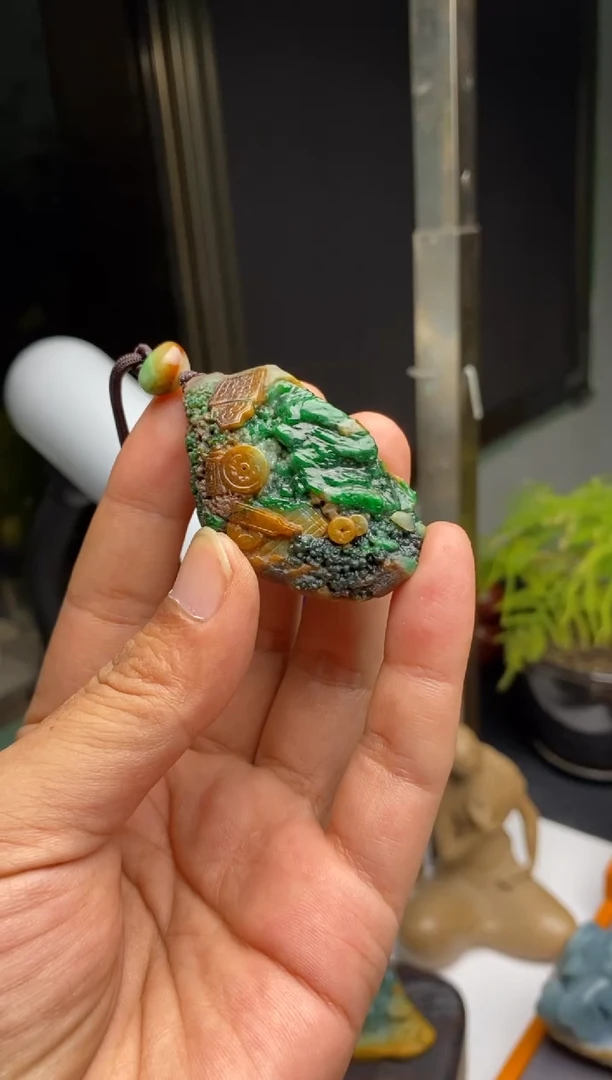 颈饰未镶嵌翡翠黄加绿精品八破