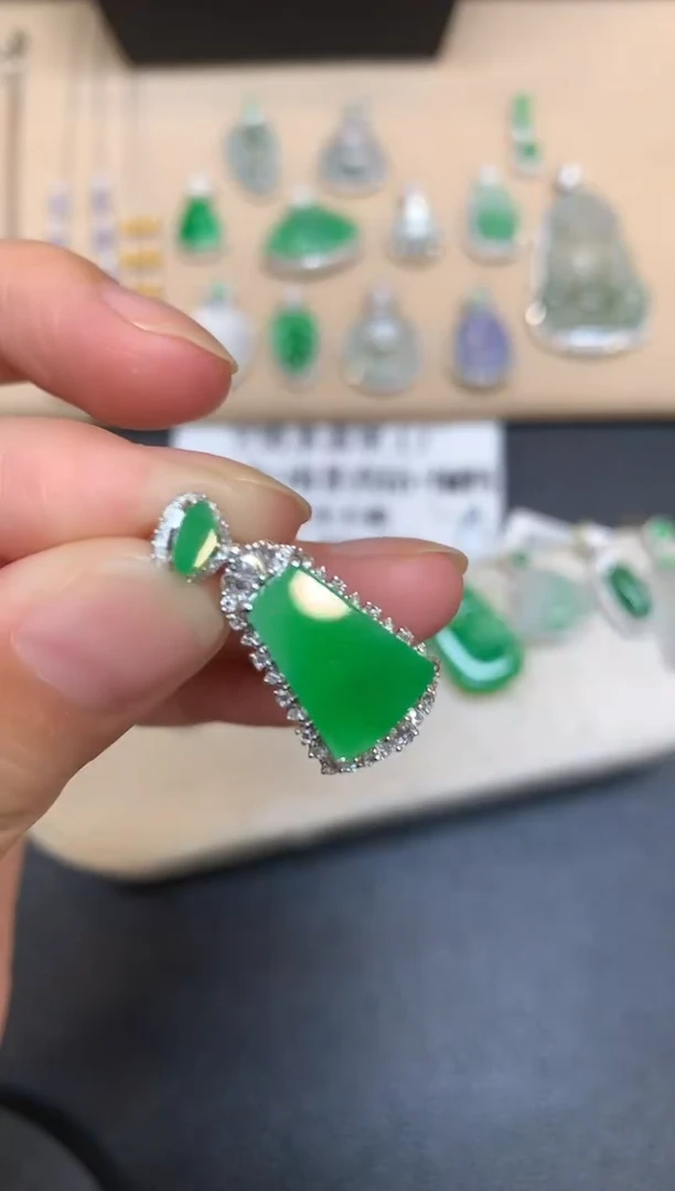 颈饰18K金镶嵌翡翠无事牌【无服务费