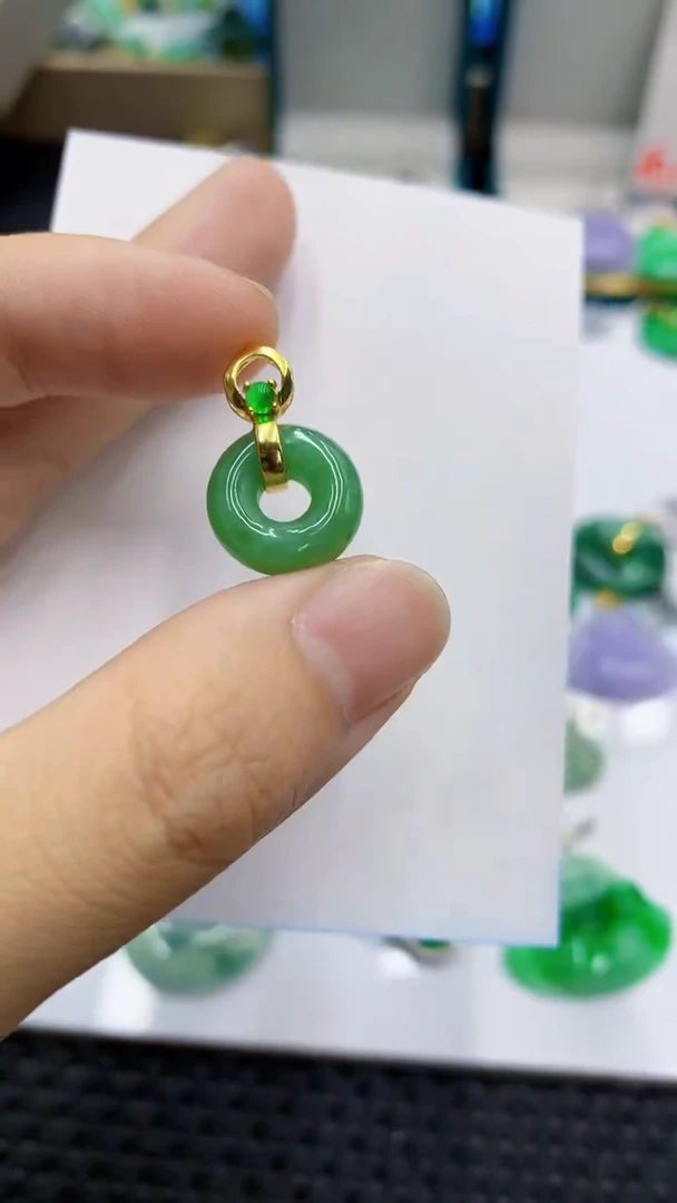 翡翠未镶嵌颈饰             1