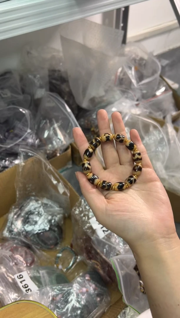 玛瑙/玉髓手链未镶嵌藏式多宝玛瑙珠手串[0023]