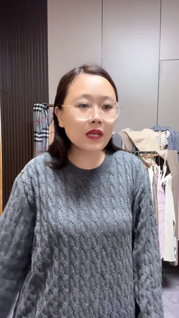 山羊绒麻花上衣灰色