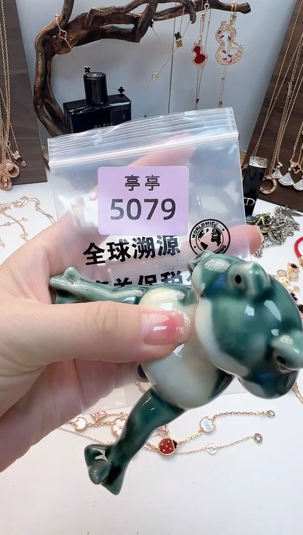 瓷片上**水 彧贤聚宝阁亭亭店