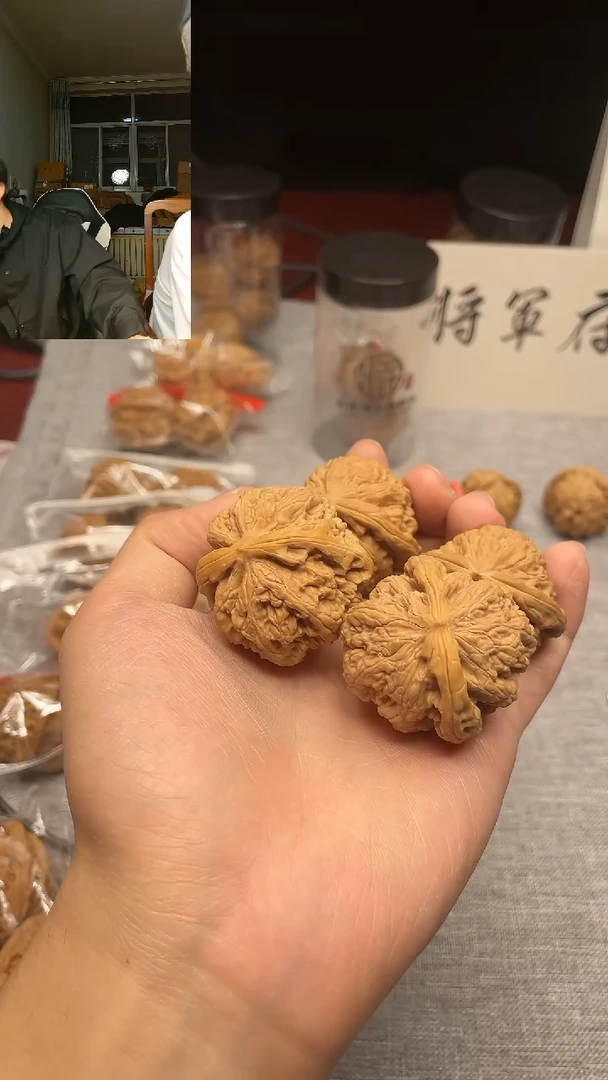 文玩核桃吊坠227球白，大粗筋