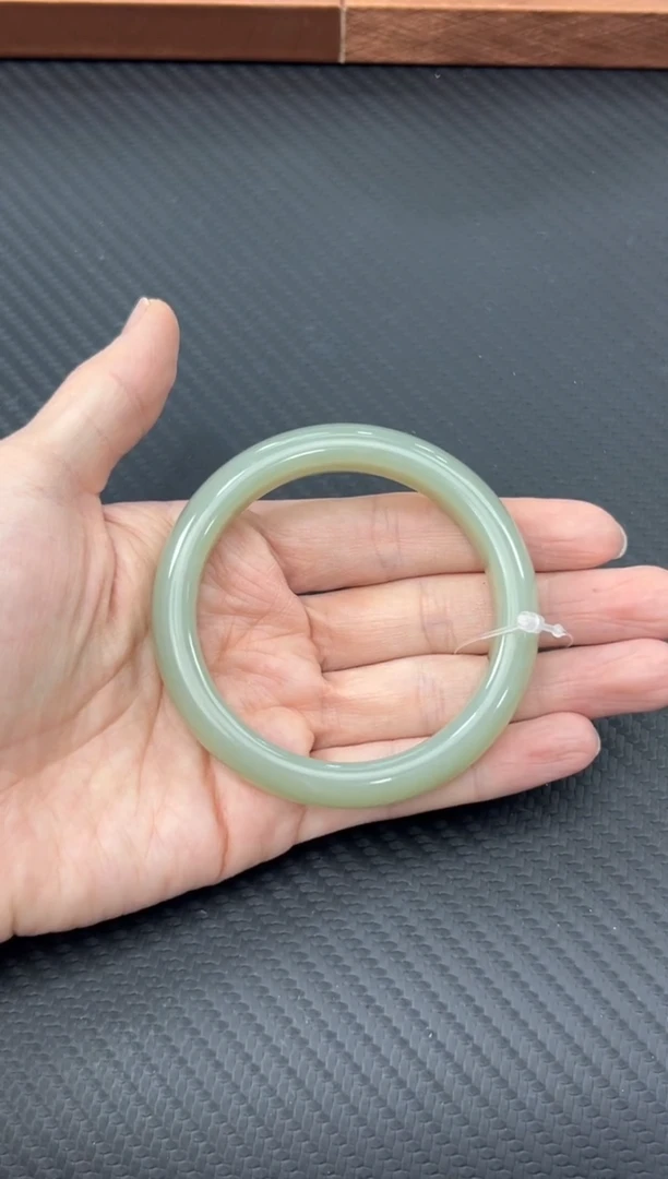 【闪购商品】和田玉手镯未镶嵌且末微色差近矿56手镯