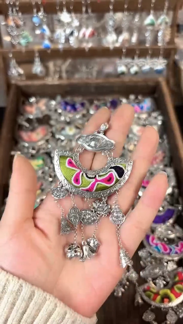 彩云南阁非遗老绣苗银饰品608