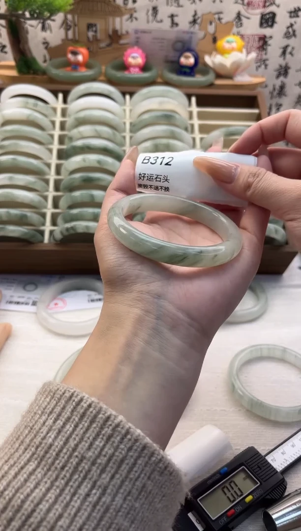 未镶嵌手镯石英质玉微瑕312
