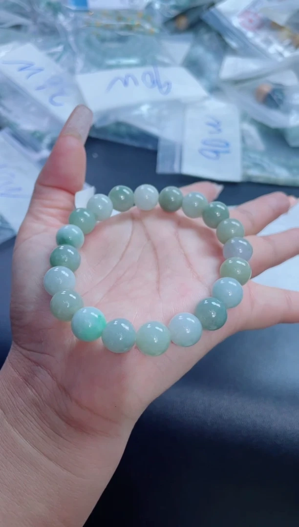 翡翠戒指未镶嵌珠串