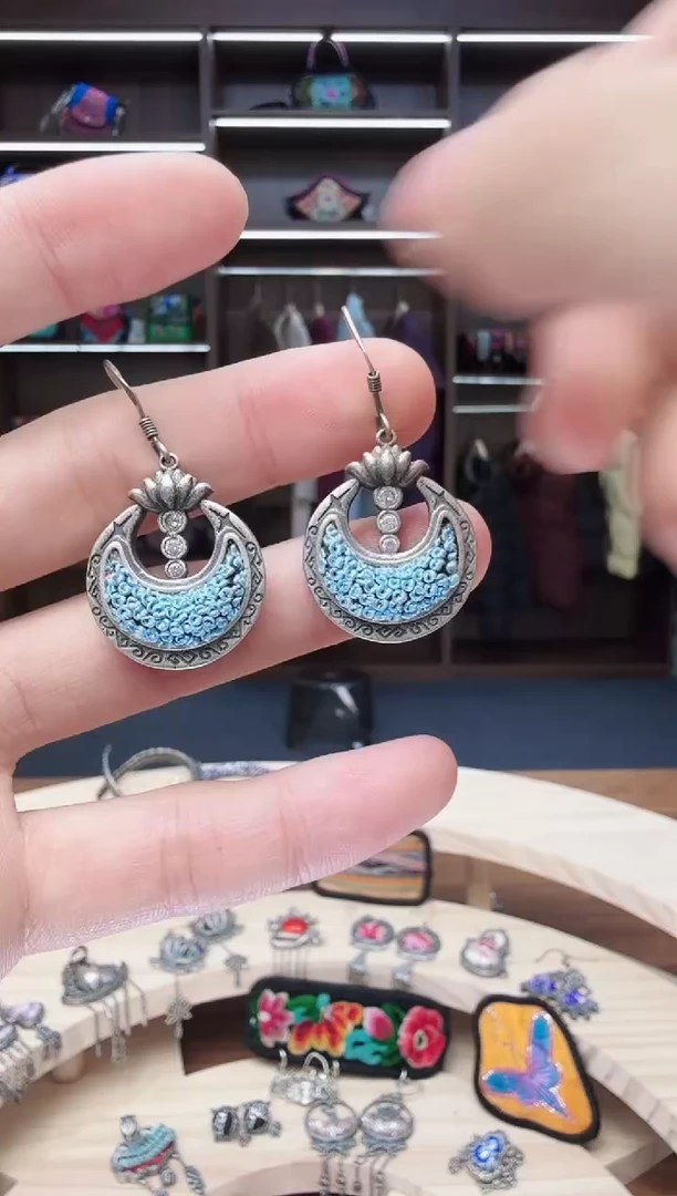 织绣40蒙阿苏苗绣传承店