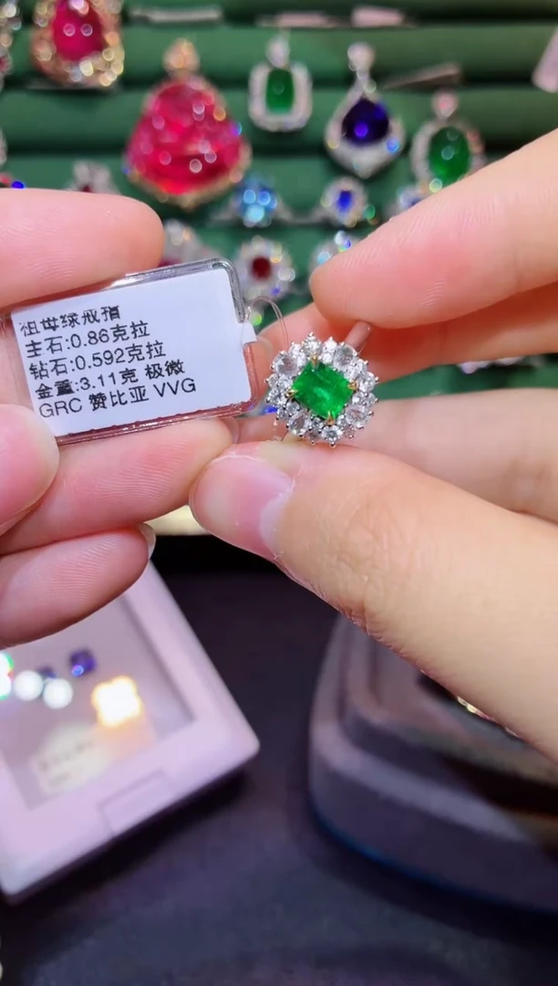 18K金镶嵌戒指祖母绿0.86克拉两用