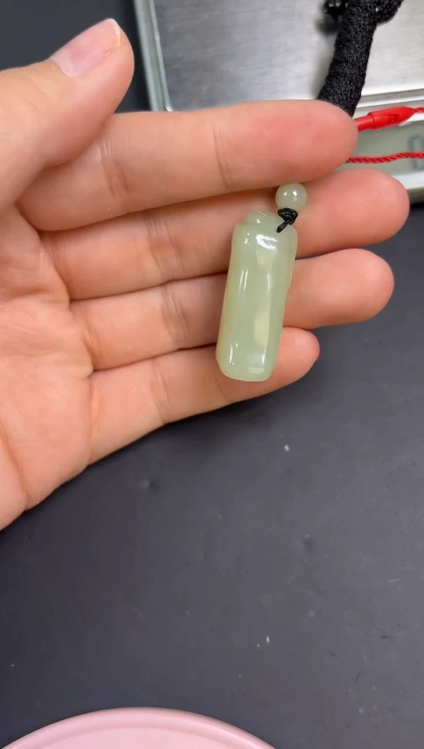 【闪购商品】和田玉吊坠(赠链)未镶嵌且末微色差近矿吊坠