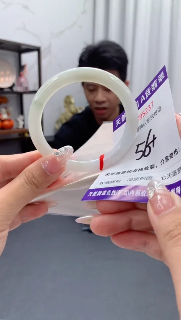 未镶嵌手镯翡翠有纹，完美者勿拍