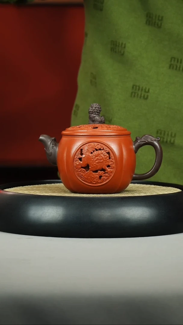 茶壶紫砂双色 狮球 镂空 福 麒麟