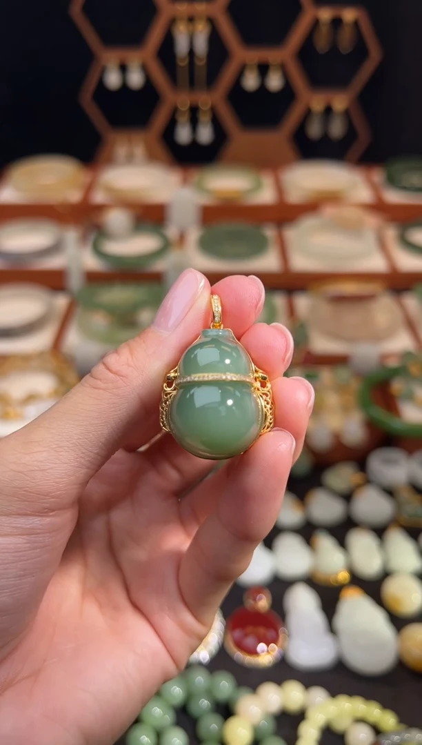 18K金镶嵌和田玉挂件精品