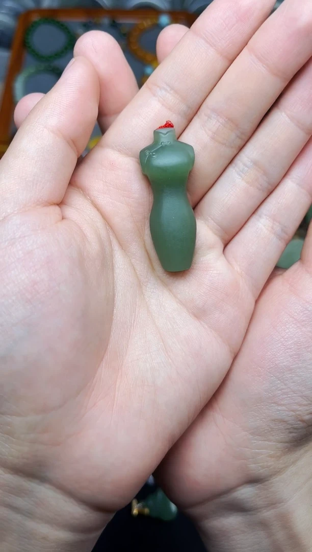 颈饰未镶嵌和田玉旗袍 06