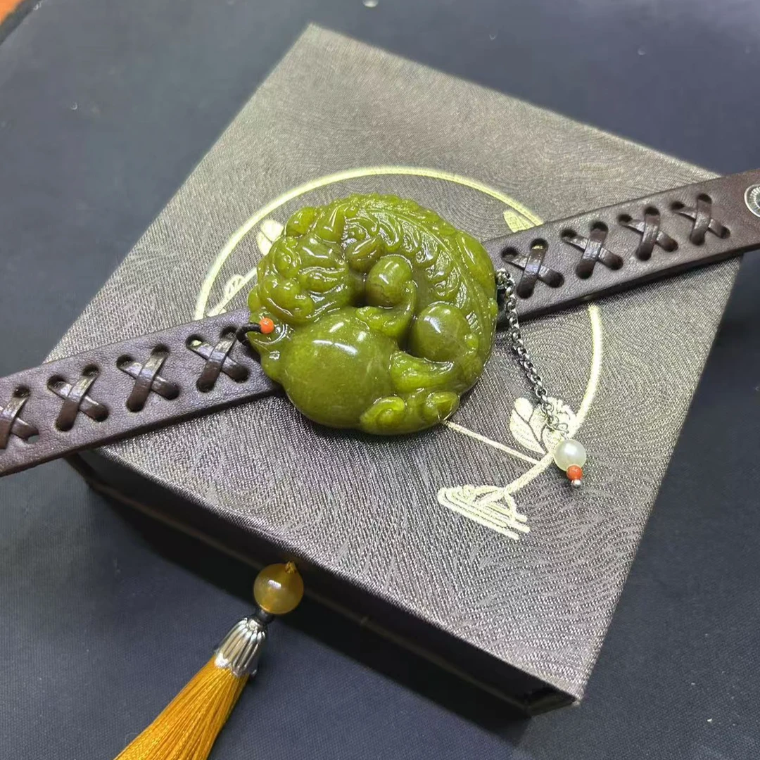 岫玉牛油果貔貅手牌  （多样性发货发一件）