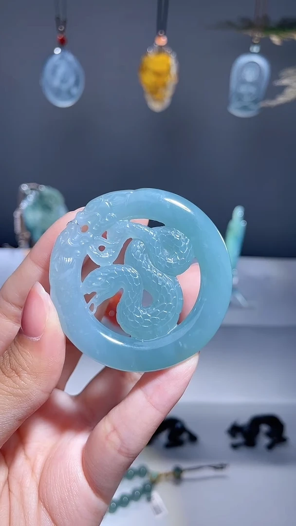 颈饰未镶嵌翡翠蛇牌