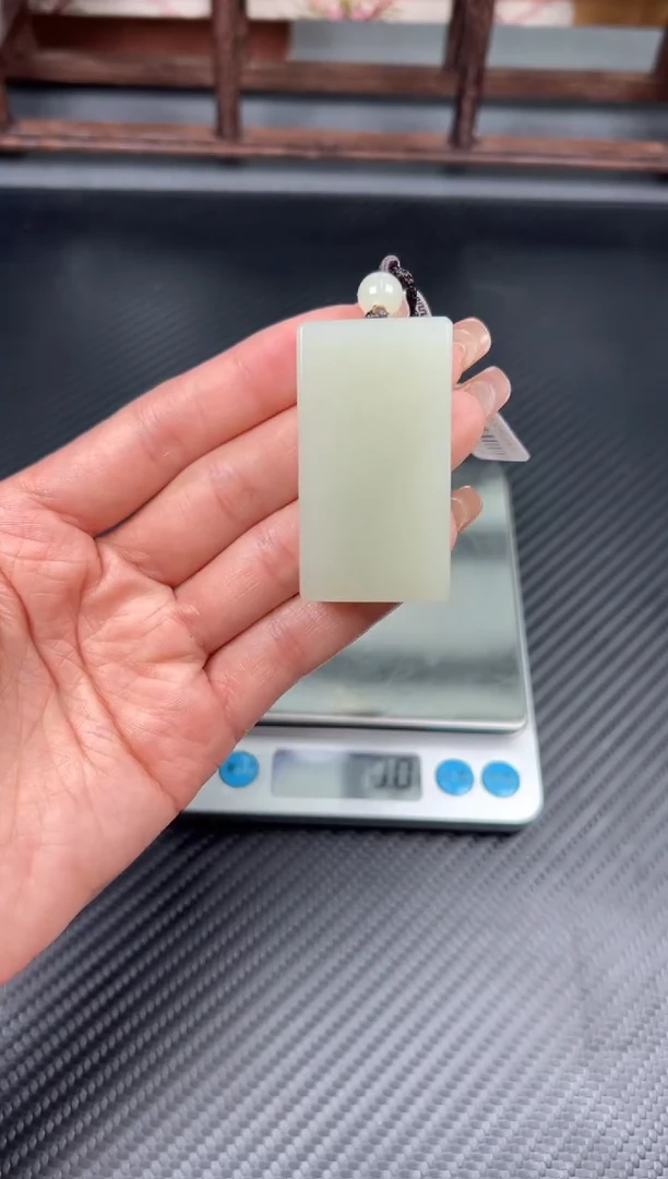 吊坠(赠链)未镶嵌和田玉且末微色差迪克兰二细吊坠