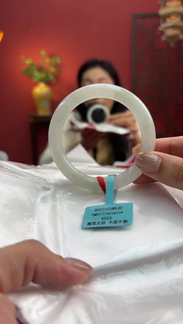 未镶嵌手镯（圆镯）翡翠两*妈翡翠手镯