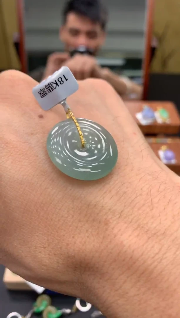 颈饰18K金镶嵌翡翠平安扣