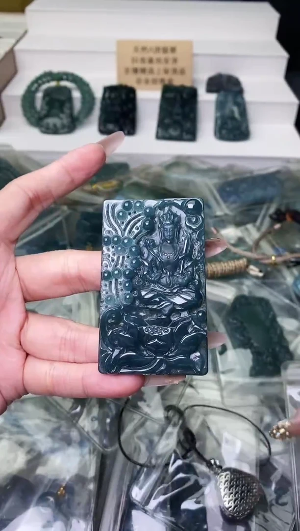 颈饰未镶嵌翡翠