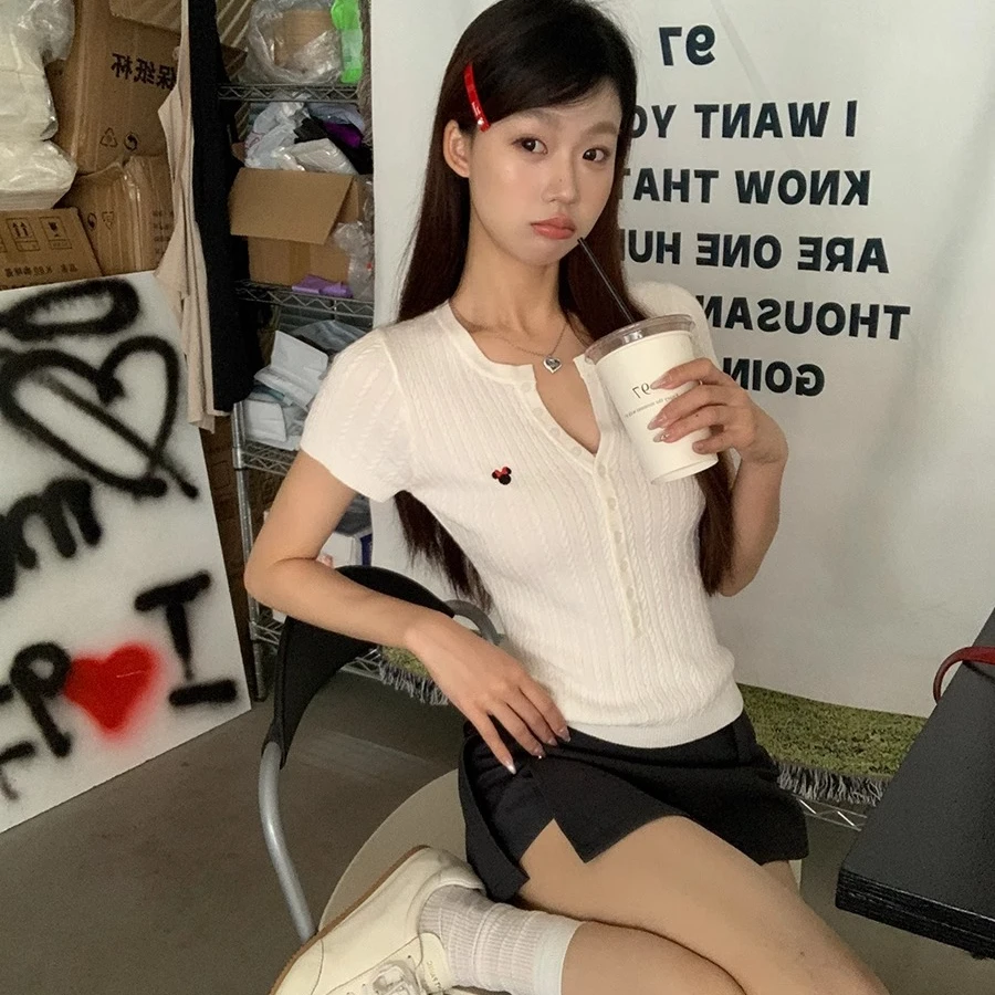 韩系甜辣妹v领设计感针织t恤女2025夏季时尚修身显瘦短款百搭上衣