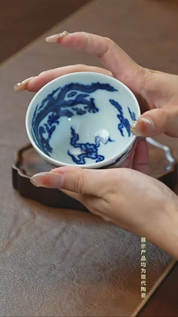 雕刻龙纹青花鸡心杯