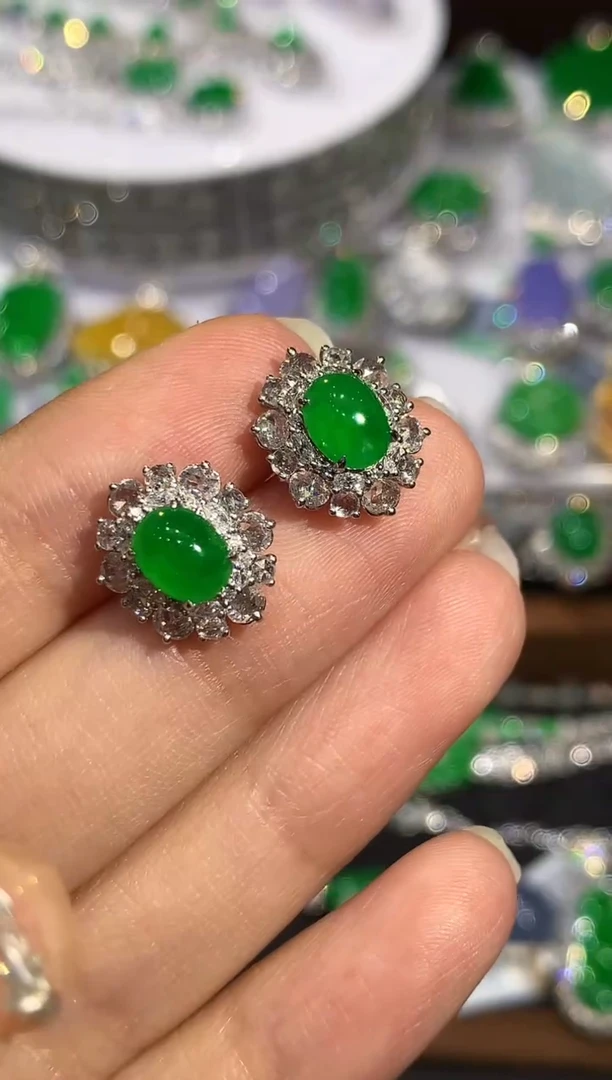 18K金镶嵌翡翠耳饰多样性发其一