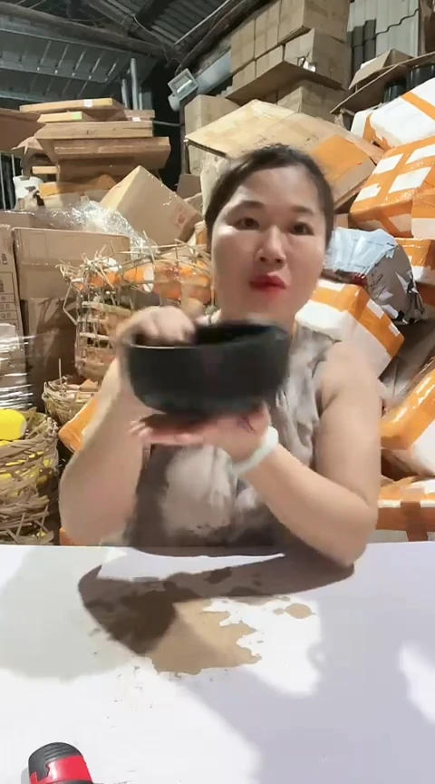 瑕疵黑色砂锅碗一个