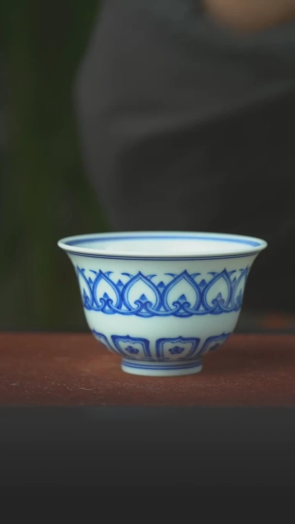 陶瓷青花宝相撇口杯