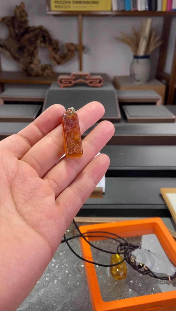 琥珀颈饰未镶嵌天官赐福