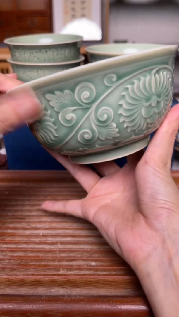 瓷器青瓷5.5英寸缠枝牡丹纹碗 微瑕