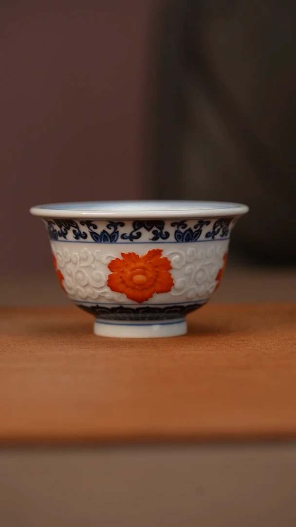 又见春风青花雕刻矾红花卉压手杯
